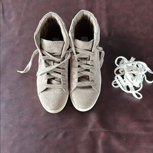 Blondo Tan High-Top Sneakers Versatile Suede Design